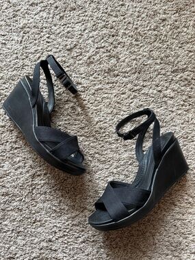 Women’s Crocs Black Leigh II Cross-Strap Ankle Wedge Sandal Sz. 9